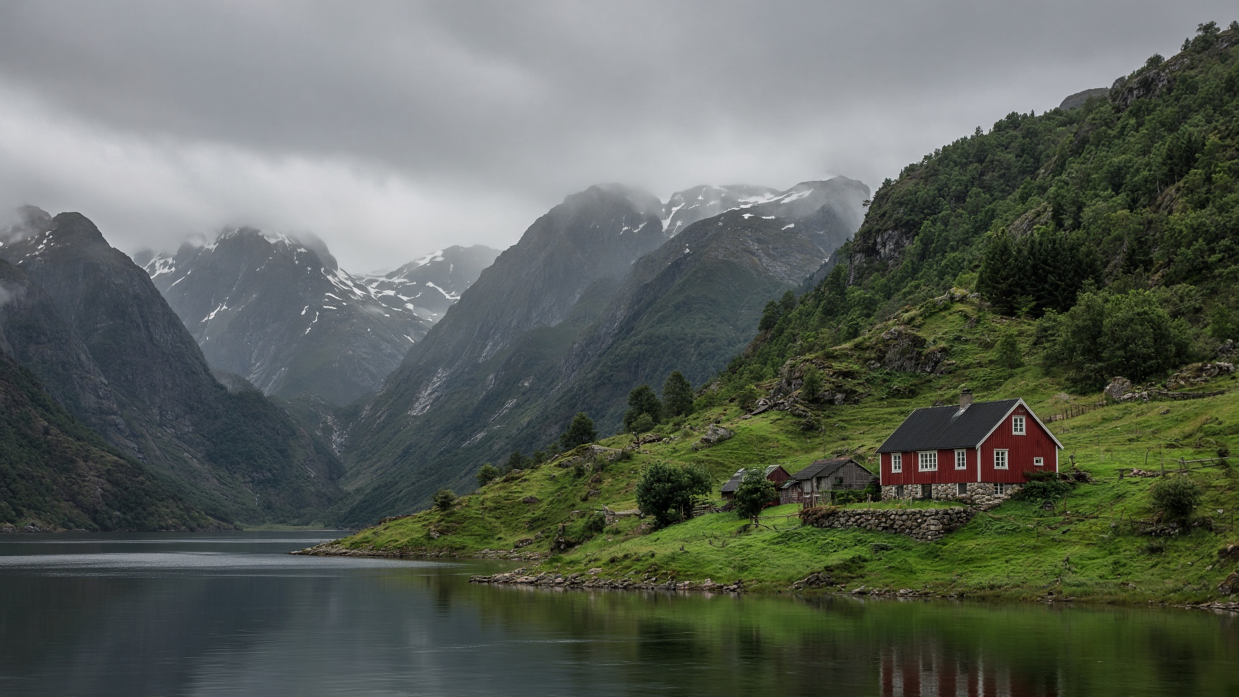 Fjord a dřevěný dům v Norsku
